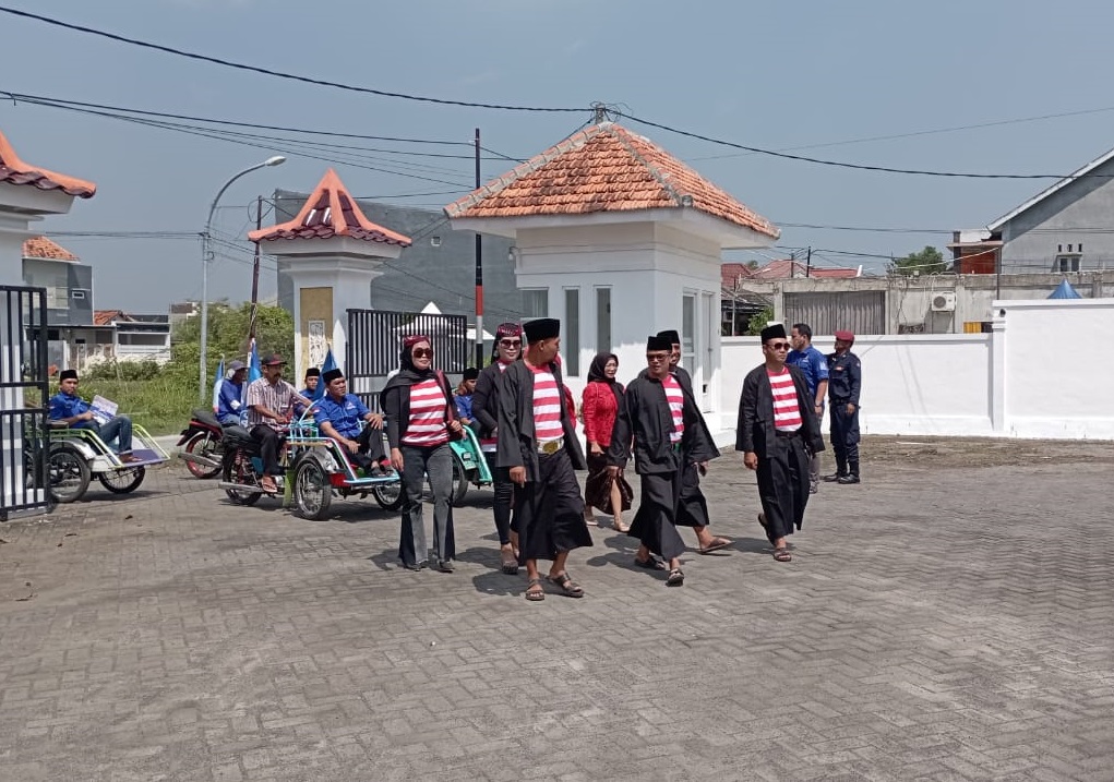 Naik Becak dan Gunakan Pakaian Adat, Demokrat Bangkalan Antar Bacalegnya ke KPU