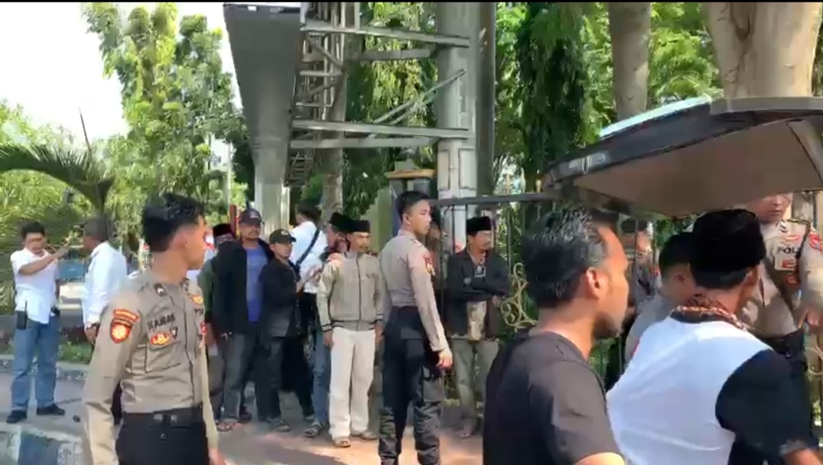 Bawa Sajam ke Depan Pendopo,10 Warga Banyoneng Laok Diamankan Polisi