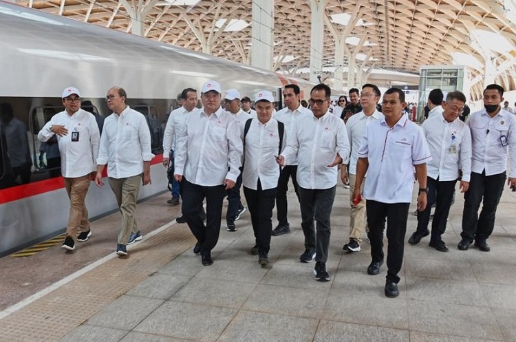 Kereta Cepat Jakarta Bandung Resmi beroperasi 1 Oktober 2023