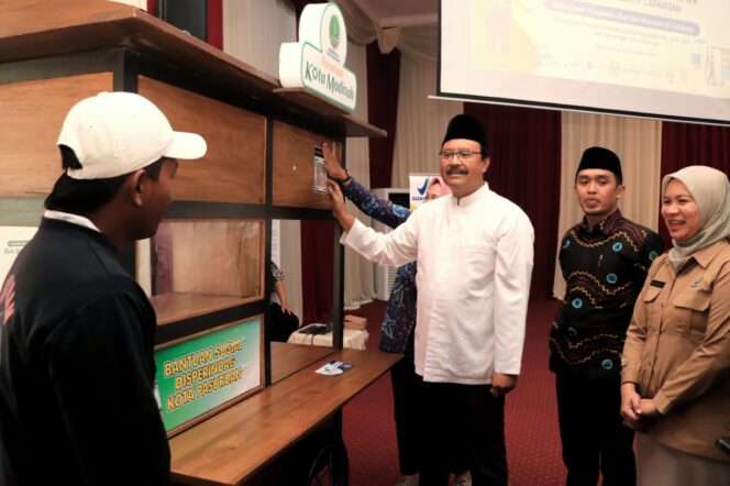 Wali Kota Pasuruan Bagi-bagi Gerobak Gratis untuk PKL