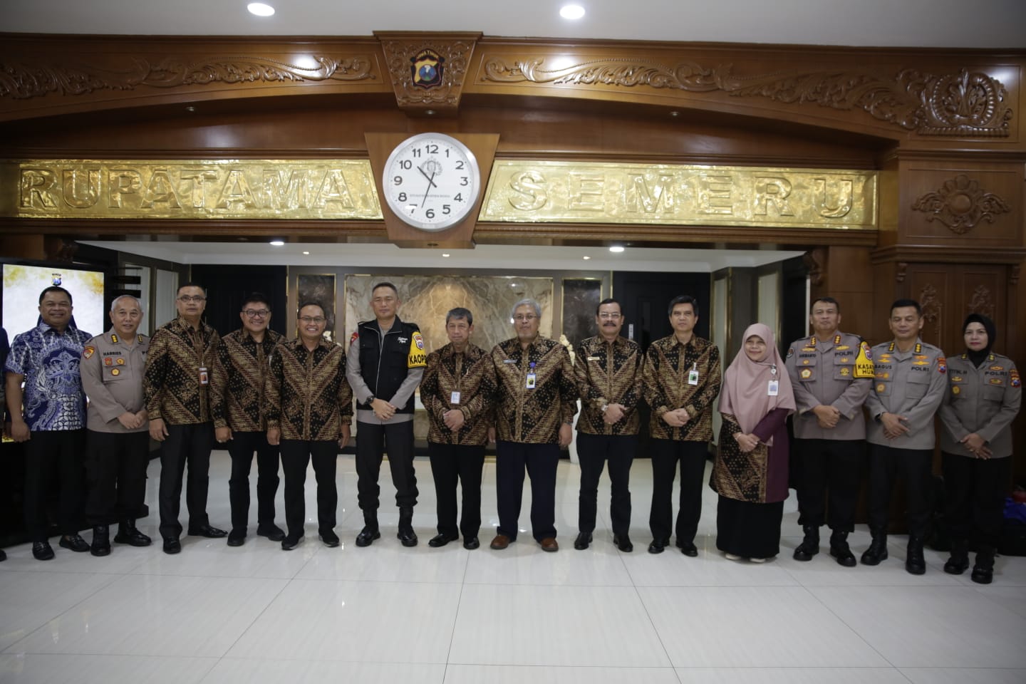Kemenkeu Jawa Timur Beri Gelar Kapolda Jatim 'Relawan Pajak'