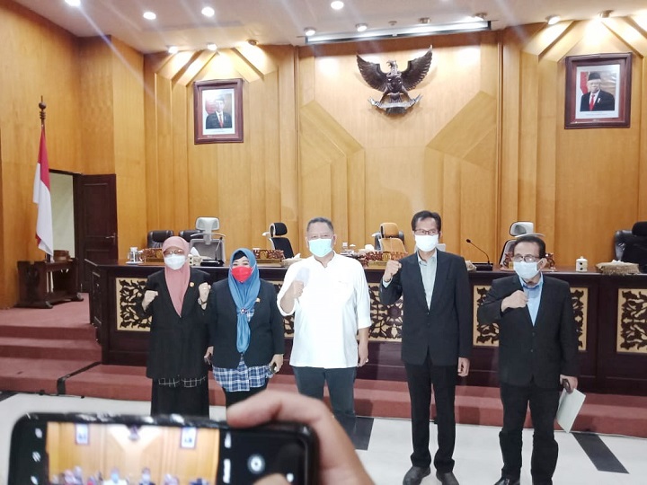 Plt Wali Kota Whisnu Suntik Vaksin Pertama Bareng Gubernur Khofifah
