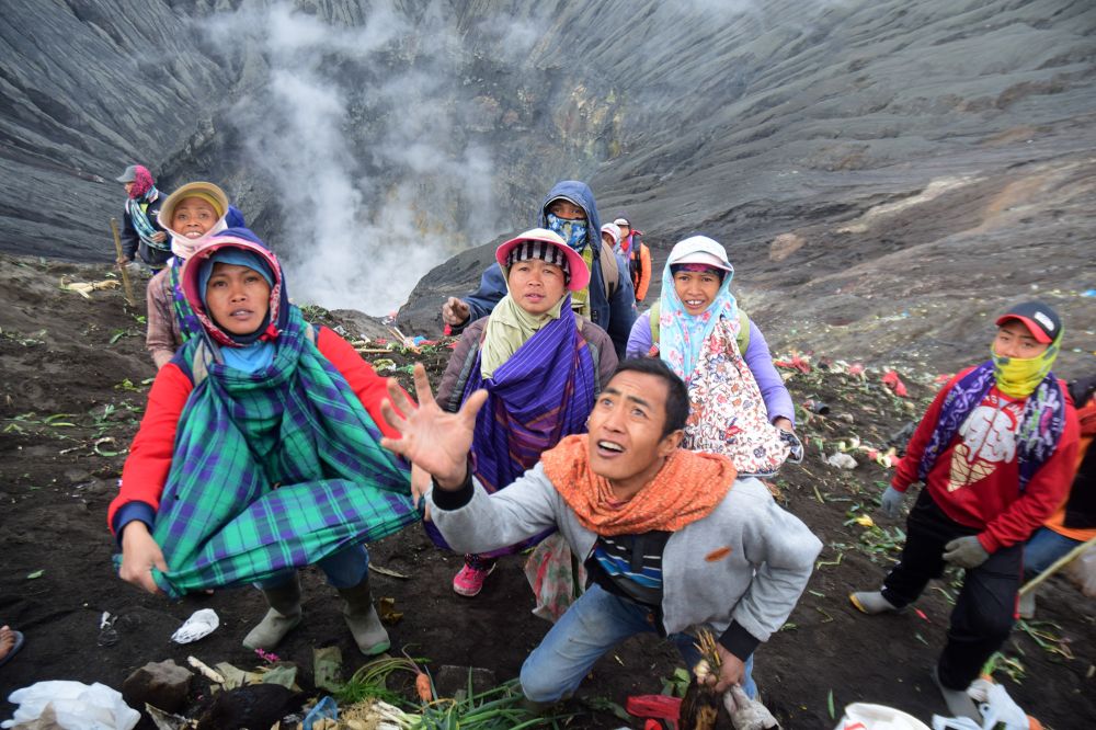 FOTO : Ritual Yadnya Kasada ke Kawah Gunung Bromo