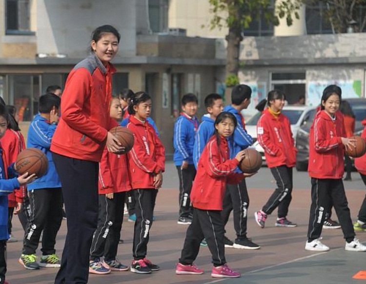 Pebasket Putri China yang Tingginya 2,2 Meter