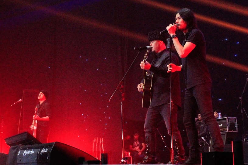 Konser Dewa 19 dan Noah di Surabaya Buat Ribuan Penonton Terpukau