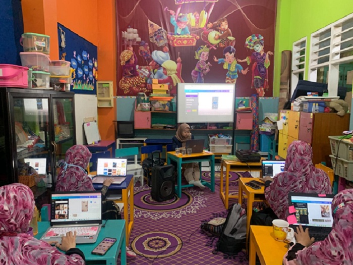 Mahasiswa TP UNESA Beri Pelatihan Pengembangan Video Animasi pada Guru di TK Aisyiyah 66 Simorejosari