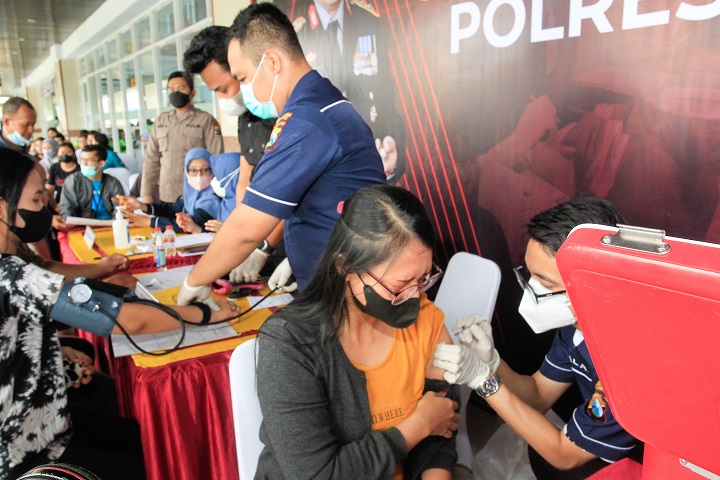Kapolda Jatim Tinjau Vaksinasi di Gapura Surya Nusantara Surabaya