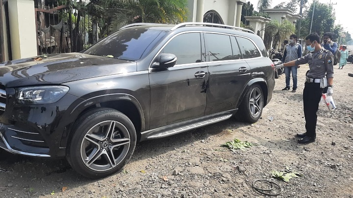 Mercedes Benz Tabrak Becak Mesin di Jombang, Satu Nyawa Melayang