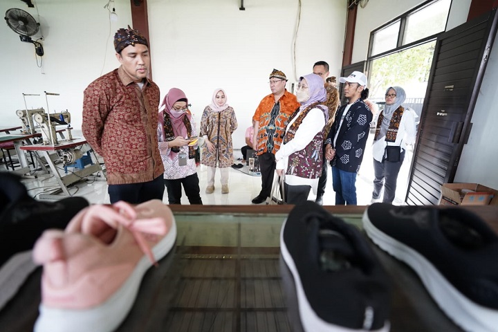 Berkunjung ke Kota Mojokerto, Dirjen IKMA Kemenperin RI Sapa Pengrajin Batik dan Alas Kaki