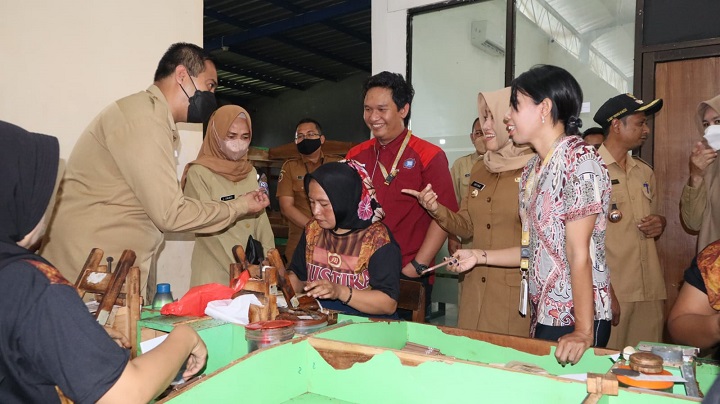 Ribuan Karyawan Pabrik Rokok di Kabupaten Mojokerto Terima BLT DBHCHT 2022