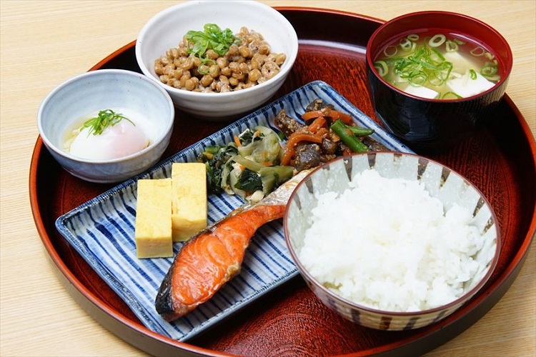 Orang Jepang Sering Makan Banyak Tapi Tak Buncit, Ini Triknya...