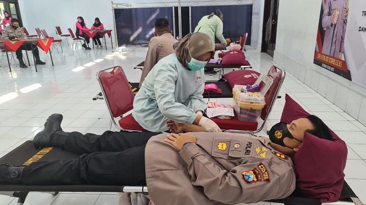 Sambut HUT Bhayangkara ke 75 Polres Blitar Kota Gelar Donor Darah
