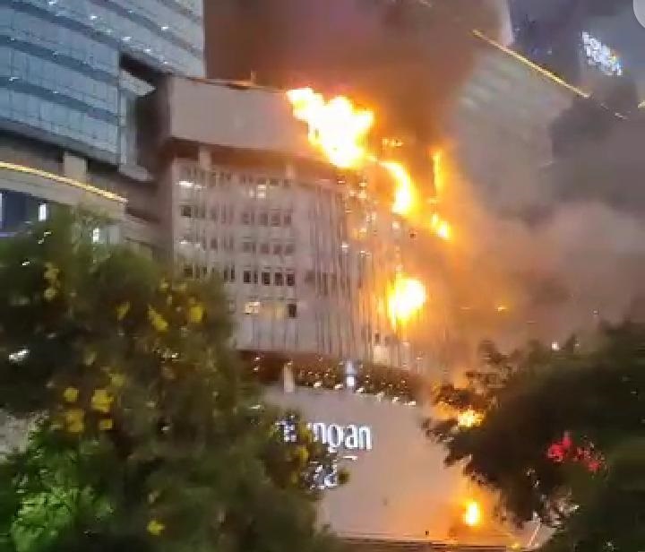 Adzan Maghrib Berkumandang, Tunjungan Plaza 5 Terbakar