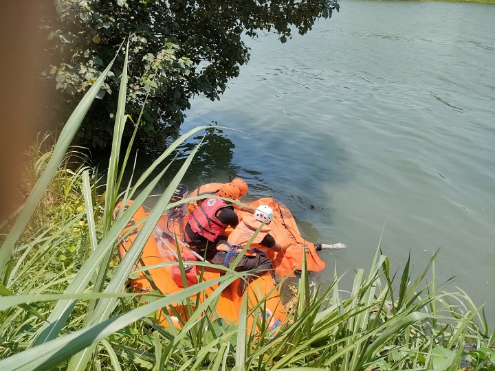 Mayat Perempuan Tanpa Identitas Tersangkut di Sungai Brantas Jombang