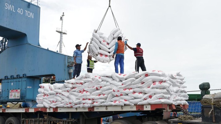 Stabilkan Stok dan Harga, Holding BUMN Pangan Impor 32.500 Ton Gula