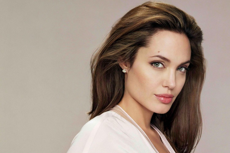 Angelina Jolie Ingin Tinggalkan Hollywood dan Hidup Tenang di Kamboja, Ada Apa?