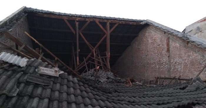 Atap Rumah Runtuh, 9 Orang Luka-luka
