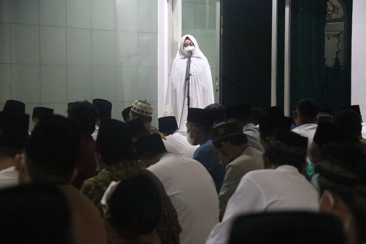 Bupati dan Wabup Mojokerto Gelar Tarawih Hari Pertama di Masjid Baiturrahman