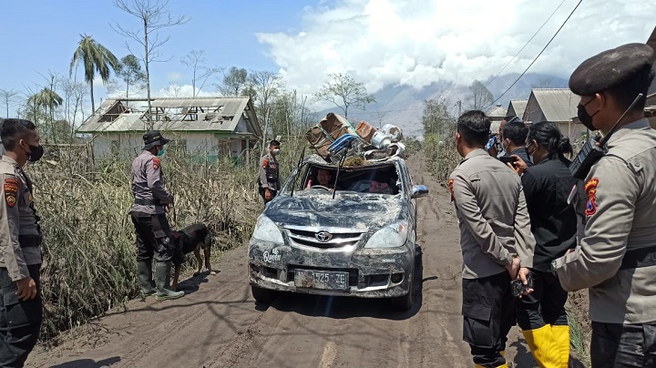 Antisipasi Penjarahan di Pemukiman Warga Terdampak, Anggota Ditsamapta Polda Jatim Lakukan Patroli