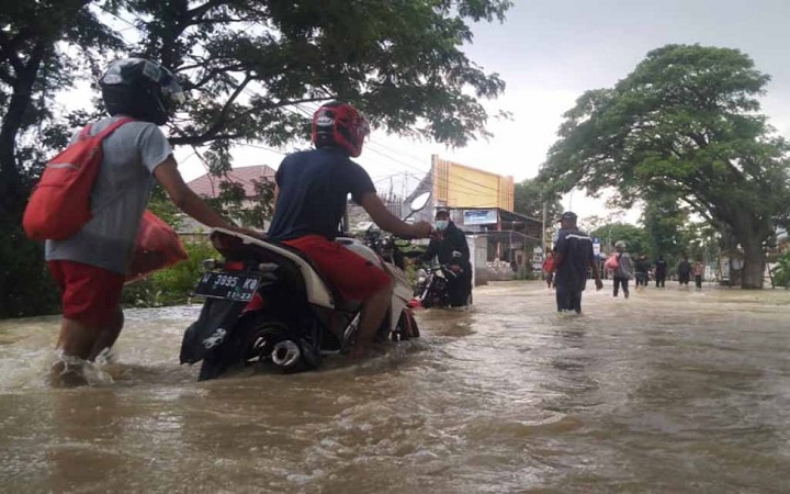 Kali Lamong Meluap, Ratusan Rumah di Gresik Terendam Banjir