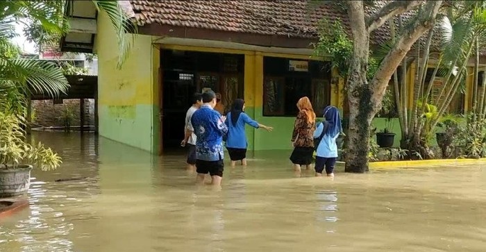 Banjir di Lamongan Rendam Fasum dan Sekolah
