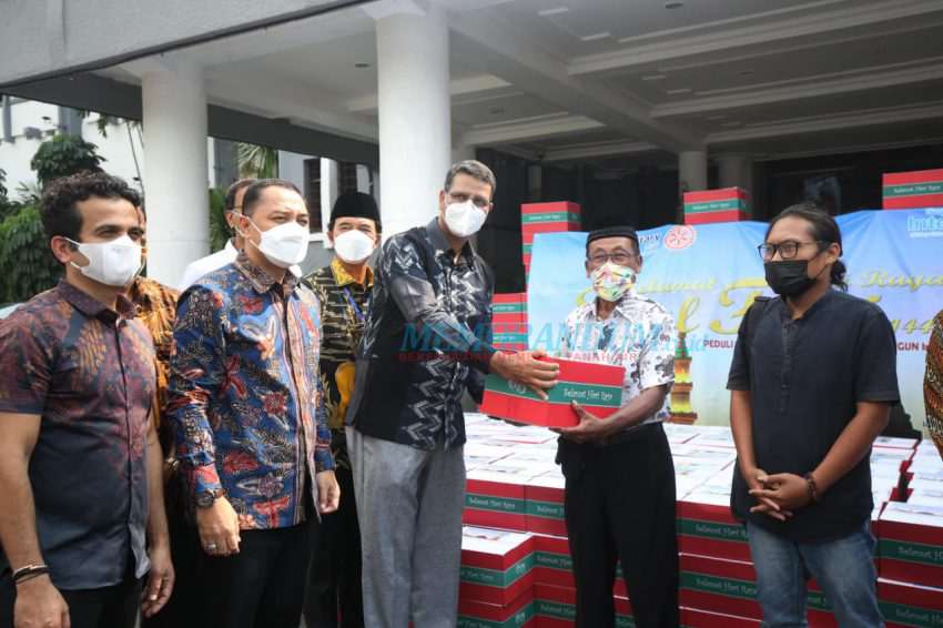 Seniman Terdampak Covid-19 di Surabaya Terima Bantuan Paket Sembako
