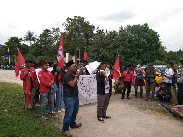 Puluhan Kader GMNI Gelar Aksi Demonstrasi Atas Virus KKN di KPU Sumenep