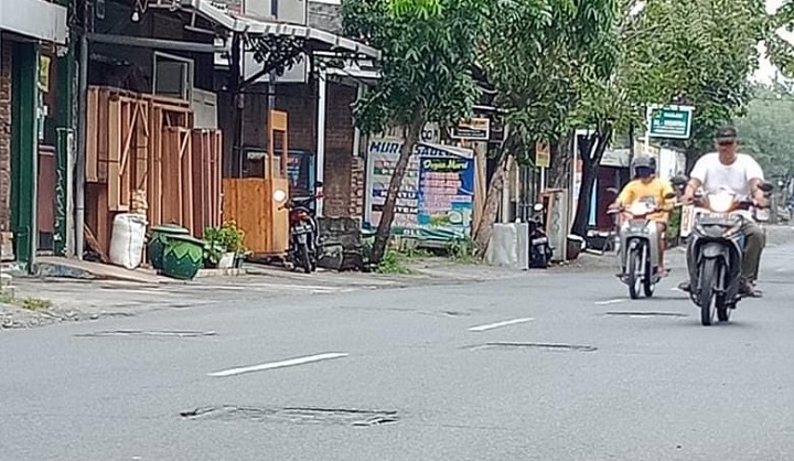 Jalanan Beraspal Pinggir Kota Surabaya Terasa Lewat Jalan Persawahan