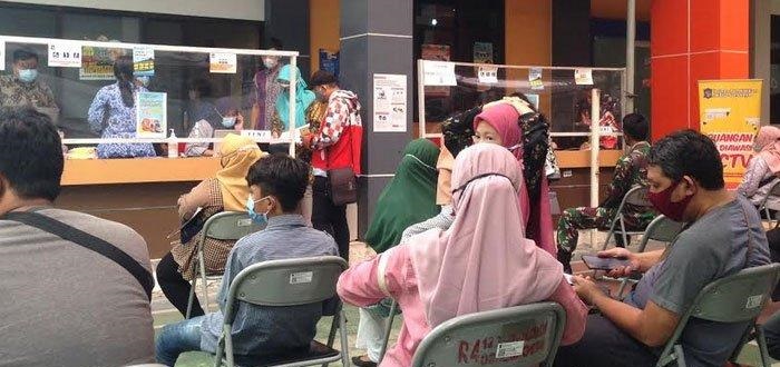 Ratusan Wali Murid Gruduk Kantor Dindik Kota Surabaya