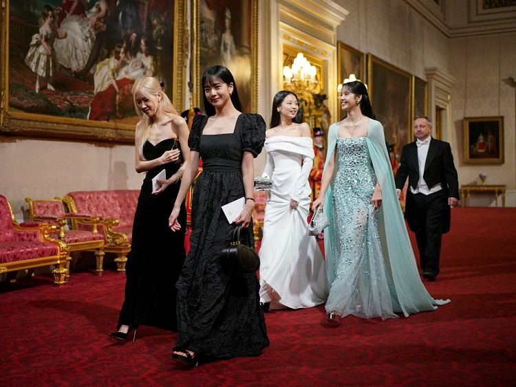 BLACKPINK Kunjungi Buckingham Palace, Dapat Pujian dan Anugrah MBE Raja Charles