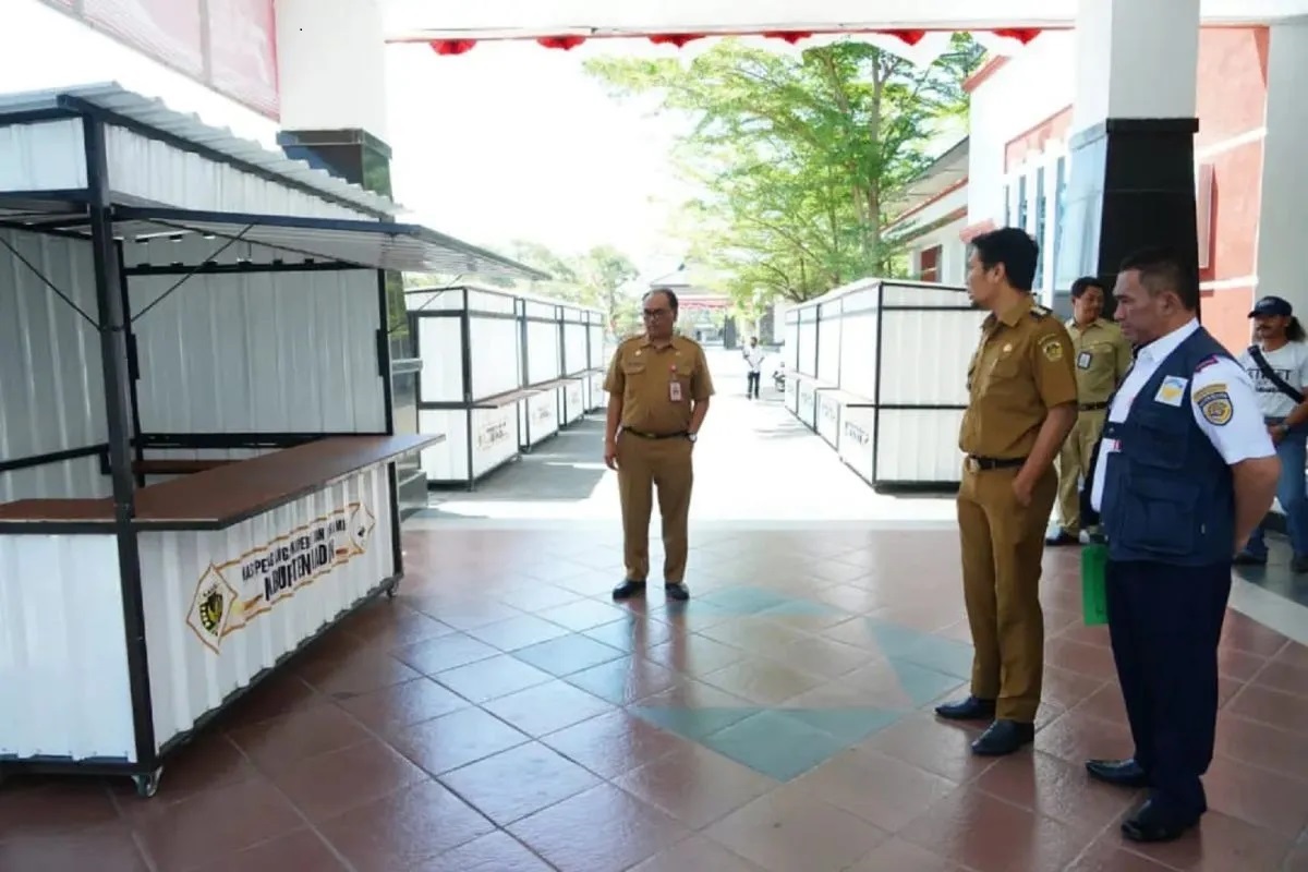 Belasan UMKM di Kabupaten Madiun Terima Bantuan Booth Kontainer