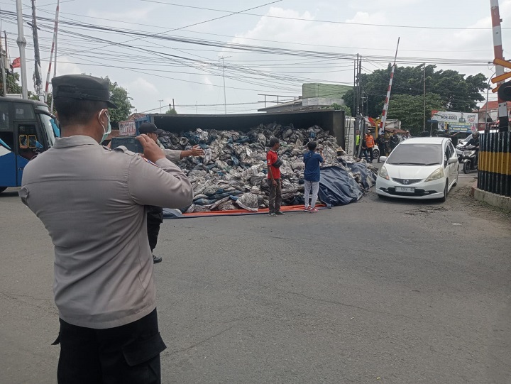 Diduga Per Patah, Truk Muat Batu Bara Terguling di Jombang