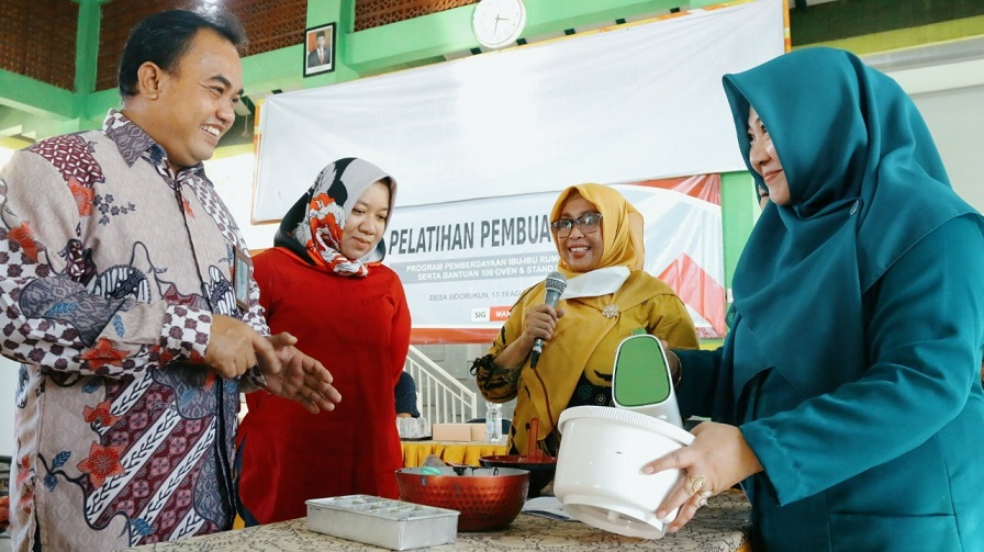 SIG Gelar Pelatihan Pembuatan Kue Bagi 100 Ibu Rumah Tangga di Gresik