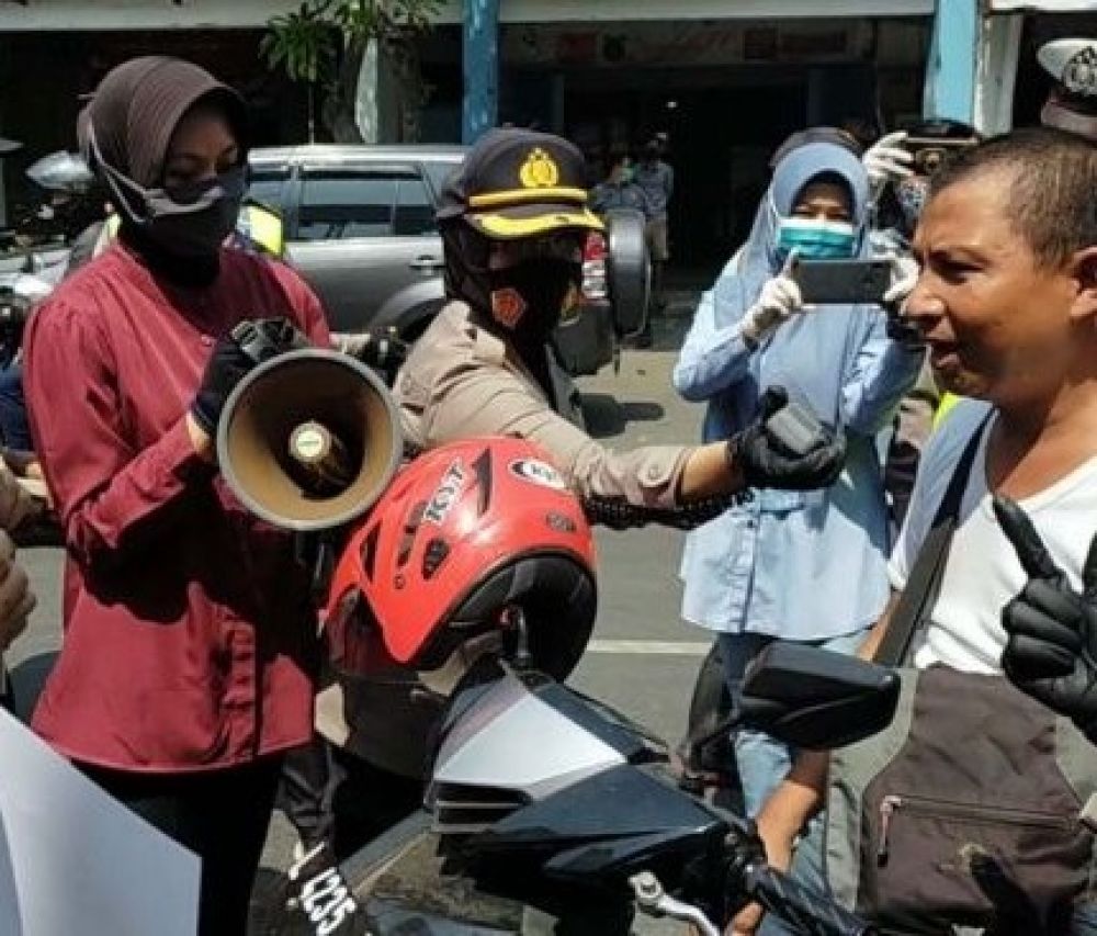 Polres Pelabuhan Tanjung Perak Bagi-bagi Masker
