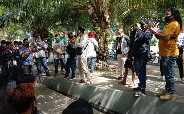 Puluhan Pekerja Seni di Banyuwangi Gelar Aksi Damai