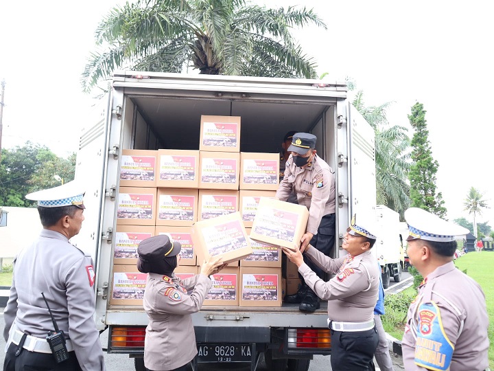 Peduli Kemanusiaan, Polres Blitar Salurkan Bansos untuk Korban Gempa di Cianjur