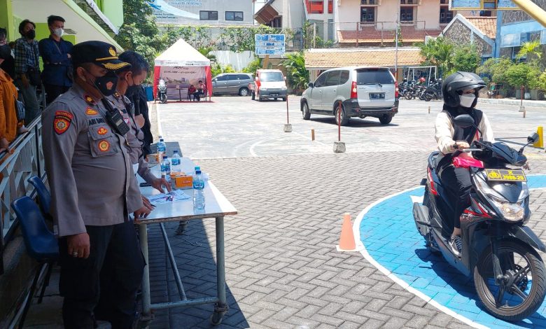 Kapolsek Tambaksari Pantau Layanan Program SIM Cak Bhabin
