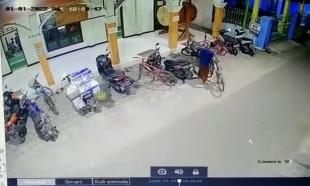 Pencuri Sepeda Angin di Masjid Terekam CCTV