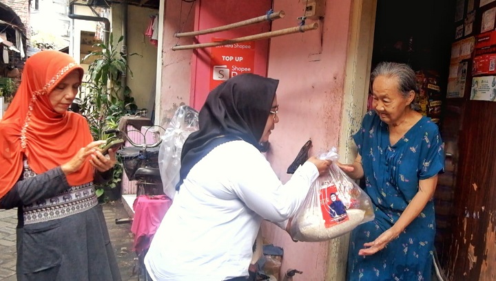 Perkuat Kebhinekaan, Lita Machfud Arifin Bagikan Ratusan Paket Sembako Kepada Warga Surabaya