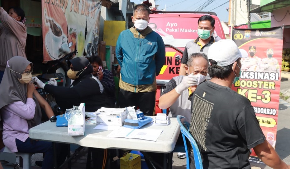 Polresta Sidoarjo Gelar Layanan Vaksinasi Booster Keliling di Pasar Kaget Waru