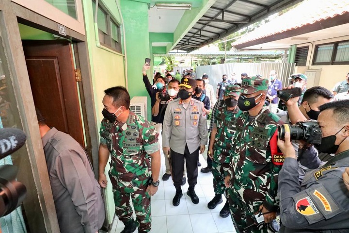 Pangdam V Brawijaya dan Kapolda Jatim Dampingi Panglima TNI Mengecek Pelaksanaan Karantina Terpusat PPLN di Jatim