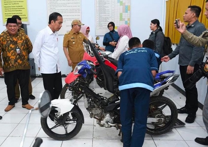 Jokowi Mau Kasih Mobil dan Motor Listrik ke SMK