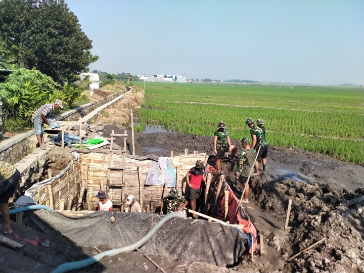 Satgas TMMD ke 114 Kodim 0816/Sidoarjo Bersama Warga Desa Rejeni Gotong Royong Bangun Pamsimas