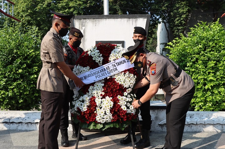 Peringati Hari Bhayangkara ke-76, Polres Gresik Ziarah ke Makam Pahlawan