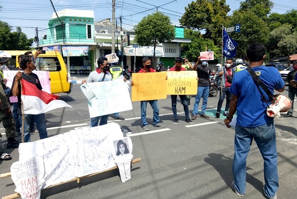 Buruh di Jombang Demo Bawa Keranda Mayat