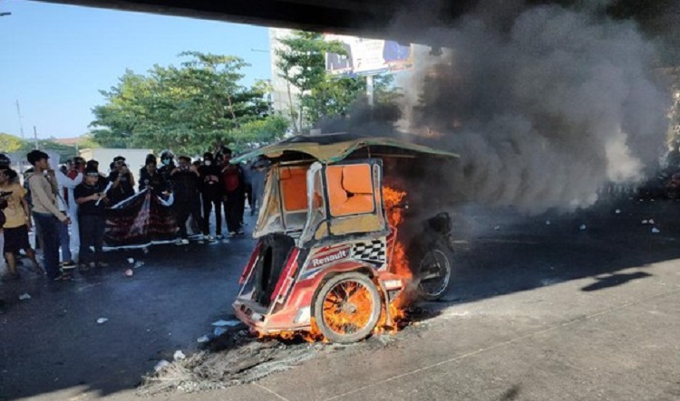Tolak Politik Dinasti, Massa di Makassar Bakar Becak Motor