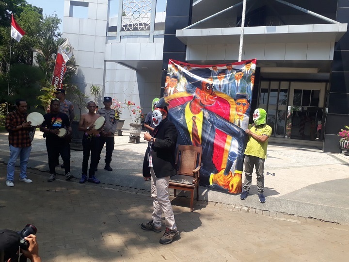 Aksi Demo LSM di Gedung DPRD Kabupaten Pasuruan Terkait PJ Bupati