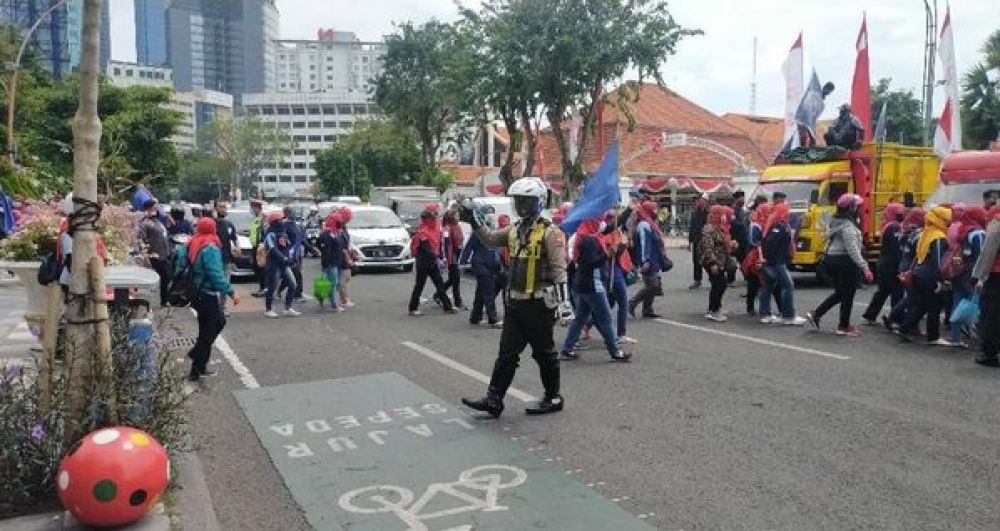Buruh di Sidoarjo Gelar Aksi Demo PHK, Hingga Jalanan Macet