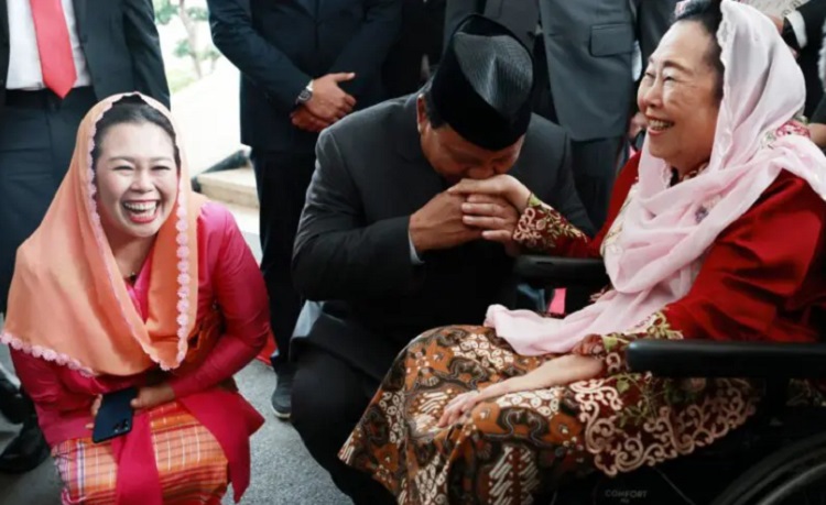 Hadiri Sidang Tahunan MPR RI, Prabowo Subianto Sungkem dan Cium Tangan Istri Gus Dur