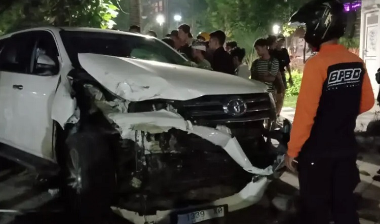 Mabuk dan Tabrak Tiang PJU di Bambu Runcing Surabaya, Pengendara Mobil Diamuk Warga